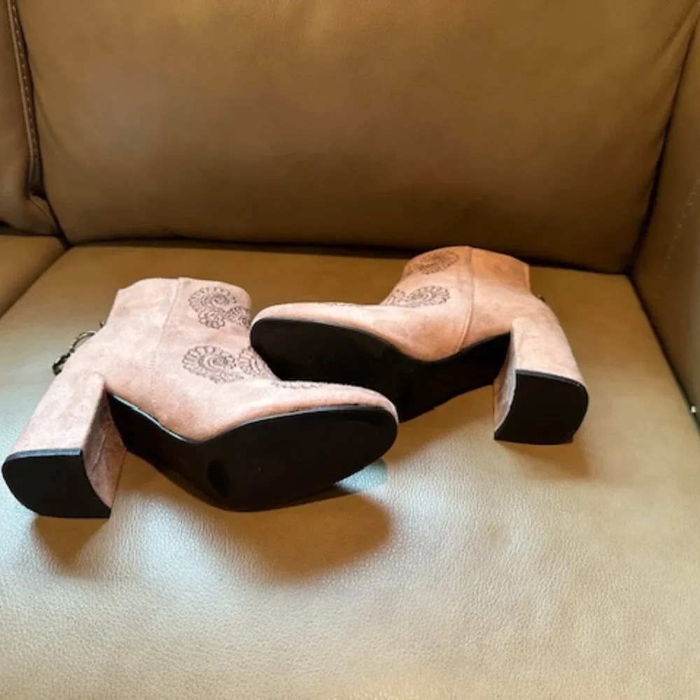 A RIDER GIRL DUSTY PINK SUEDE ANKLE BOOTS WITH EMBROIDERED FRONT DESIGN.  SZ 7 - Picture 5 of 8